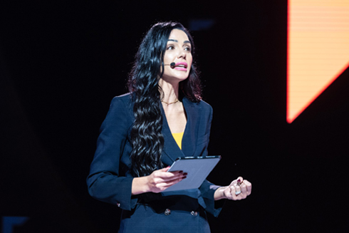 Saana Azzam black stage